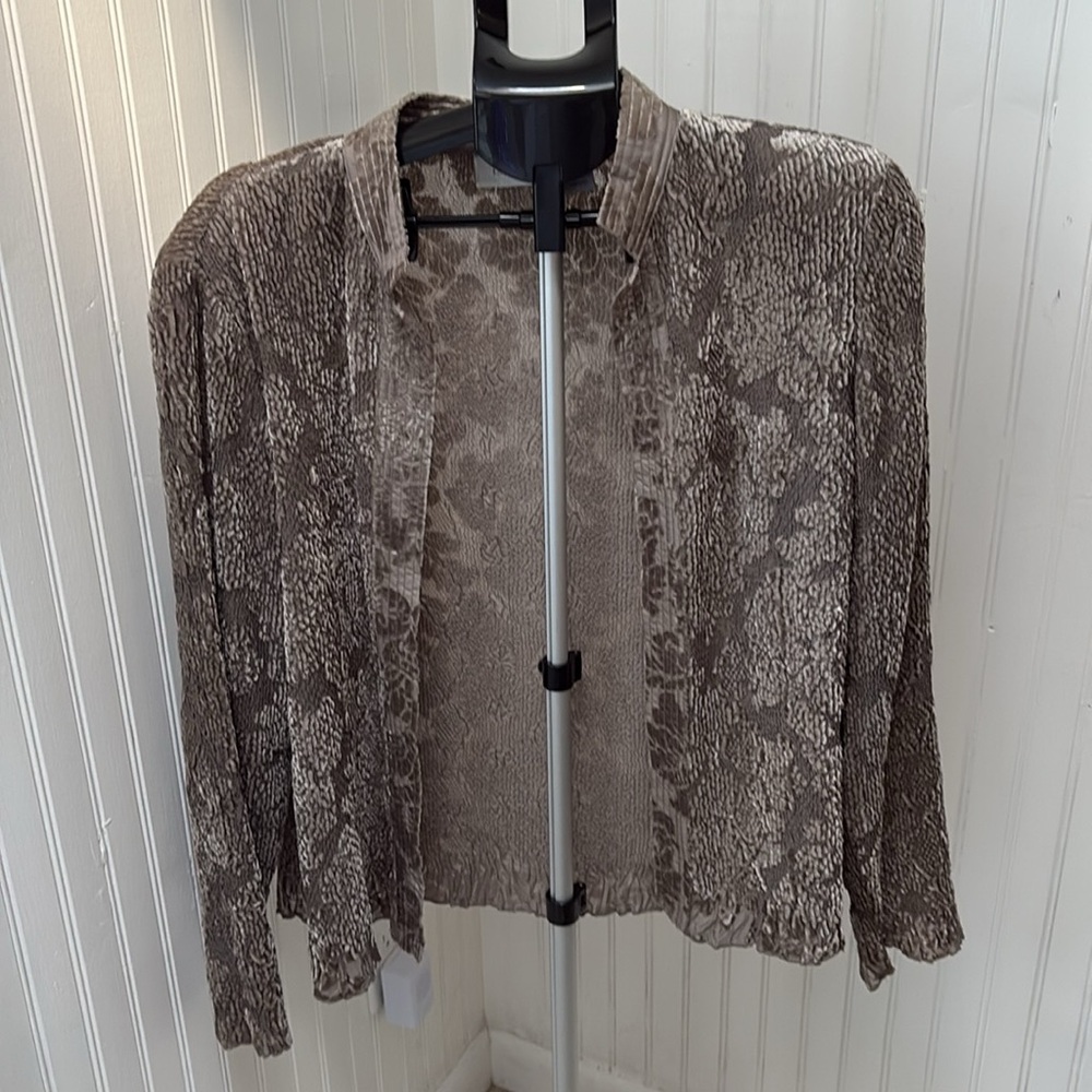 Chicos Beige top with Vintage-Inspired Elegance